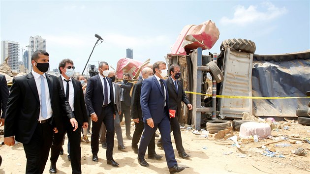 Francouzský prezident Emmanuel Macron pøi návštìvì libanonského Bejrútu, ponièeného masivní explozí. (6. srpna 2020)