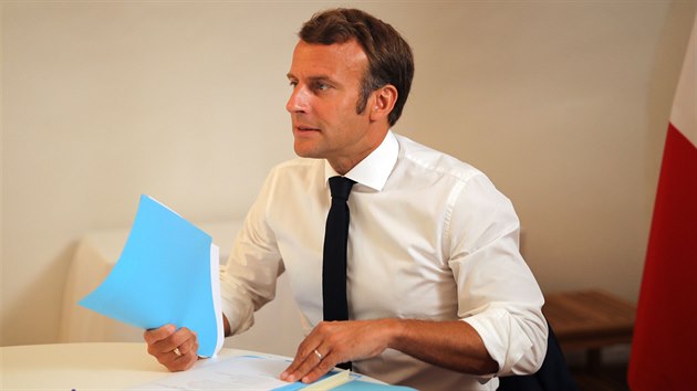 Francouzský prezident Emmanuel Macron je akèní i bìhem dovolené. (11. srpna 2020)