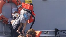Pohranièní stráž se potýká s migranty v pøístavu v anglickém Doveru. (12. srpna...