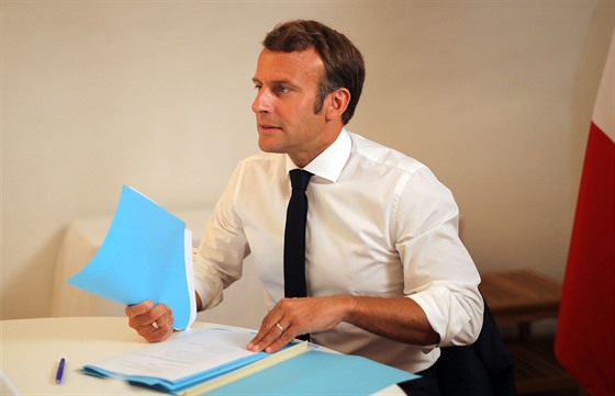 Francouzský prezident Emmanuel Macron je akèní i bìhem dovolené. (11. srpna...