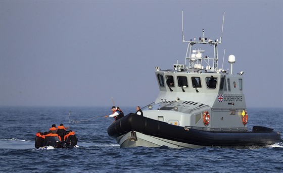 Pohranièní stráž se potýká s migranty v pøístavu v anglickém Doveru. (12. srpna...