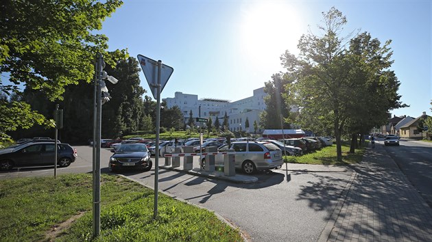 Vedení Kraje Vysoèina by chtìlo øešit nedostatek parkovacích míst u nemocnice v Havlíèkovì Brodì. V úmyslu má rozšíøit stávající parkovištì v Rozkošské ulici, pøípadnì ho doplnit o parkovací dùm.