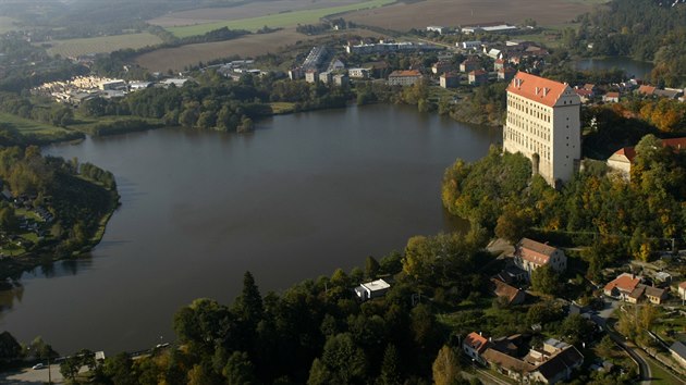 Plumlovské pøehradì dominuje vysoký hrad pøestavìný na zámek.