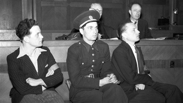 Bývalí ès. parašutisté Karel Èurda (vpravo) a Viliam Gerik stanuli po válce pøed soudem a za vojenskou zradu a udavaèství dostali trest smrti. Popraveni byli 29. dubna 1947.