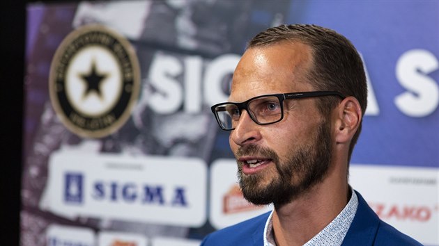 David Rozehnal pøi premiéøe a slavnostním køestu filmového dokumentu Sigma stoletá, který vznikl na oslavu stého výroèí olomouckého fotbalového klubu.