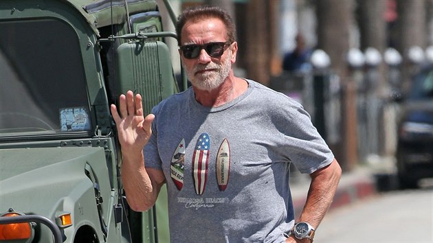 Arnold Schwarzenegger vedle svého vozu (1. záøí 2020)