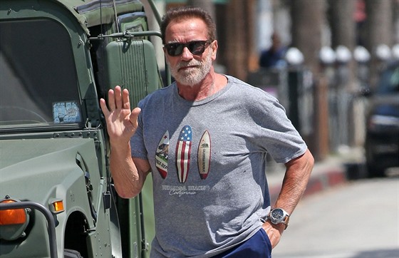 Arnold Schwarzenegger vedle svého vozu (1. záøí 2020)