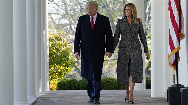 Americký prezident Donald Trump v Bílém domì tradiènì omilostnil krocana. Doprovázela ho manželka Melania. (24. listopadu 2020)