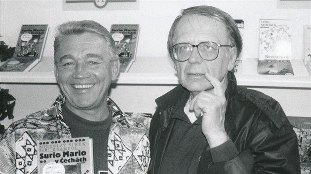Jiøí Krampol a Miloslav Šimek na autogramiádì knihy Surio Mario v Èechách aneb Jedeme do Evropy (1996)
