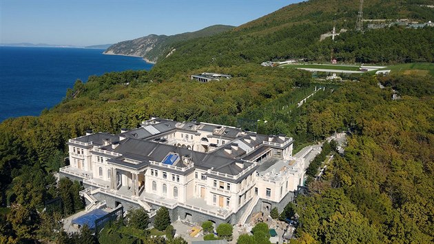 Ruský prezident Vladimir Putin vlastní luxusní rezidenci na pobøeží Èerného moøe, jejíž výstavba stála pøes 29 miliard korun.