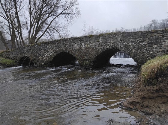 Poškozený jez, voda a balvany ohrožují památkovì chránìný støedovìký most U...
