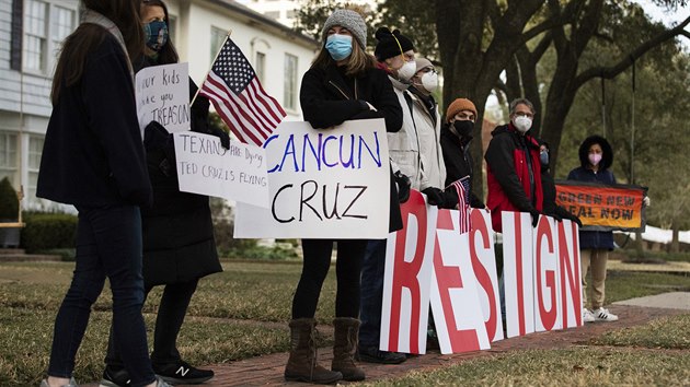 Lidé v texaském Houstonu protestují kvùli odletu senátora Teda Cruze do mexického Cancúnu. (18. února 2021)
