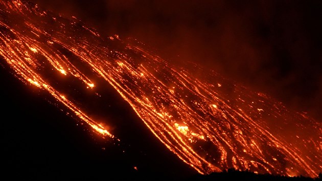 Etna opìt chrílí lávu. (21. února 2021)