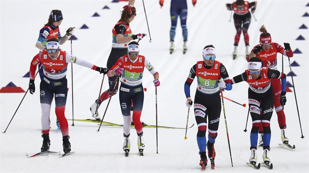 Kateøina Razýmová na pøedávce s Petrou Novákovou na prvním místì v závodu štafet bìžkyò na lyžích na mistrovství svìta v Oberstdorfu.