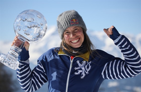 Èeská snowboardcrossaøka Eva Samková s køišálovým glóbusem za prvenství ve...