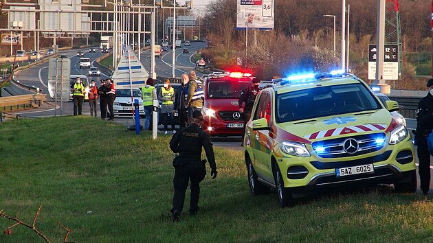 Na Pražském okruhu ve smìru na Èerný Most havarovalo policejní auto. Nehoda se stala krátce poté, co policisté pronásledovali nebezpeèného øidièe, který klièkoval po Jižní spojce. (27. dubna 2021)