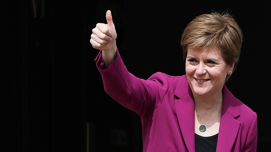 Pøedsedkynì Skotské národní strany a skotská premiérka Nicola Sturgeonová.