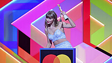 Taylor Swift si z Brit Awards odnesla cenu pro globální ikonu. (11. kvìtna 2021)