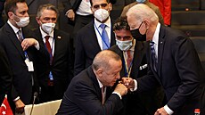 Trapný moment na summitu NATO. Turecký prezident Recep Tayyip Erdogan svému...