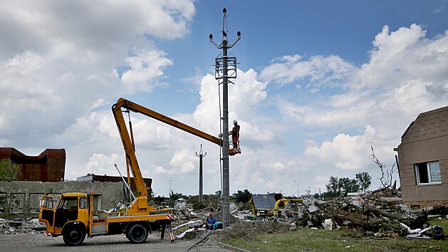 Oprava elektrického vedení, které znièilo ve ètvrtek veèer tornádo v obci Mikulèice na jižní Moravì. (26. èervna 2021)