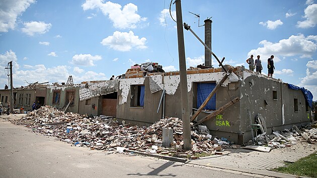 Zdevastované domy v obci Mikulèice na jižní Moravì, kterou se ve ètvrtek veèer prohnalo tornádo. (26. èervna 2021)