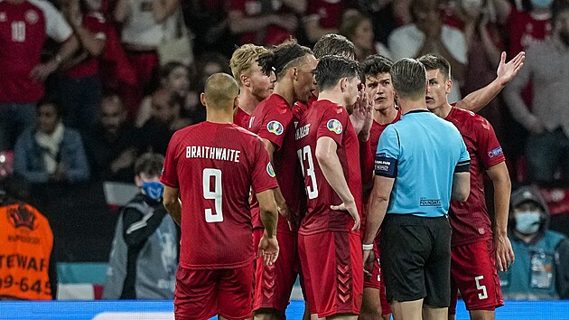 Dánští fotbalisté protestují proti penaltovému verdiktu rozhodèího Dannyho Makkelieho v prodloužení semifinále mistrovství Evropy.