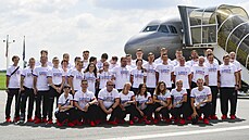 Èeská výprava pózuje na letišti v pražských Kbelích pøed odletem na olympijské...
