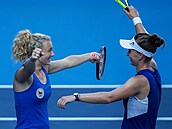 Tenistky Krejèíková a Siniaková v objetí po vítìzství v Tokiu (1. srpna 2021)