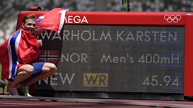 Olympijský vítìz v bìhu na 400 metrù pøekážek Nor Karsten Warholm pózuje pøed...