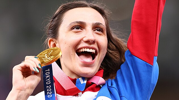 Ruská výškaøka Marija Lasickeneová pózuje se zlatou medailí na olympijských hrách v Tokiu.