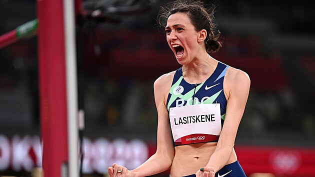 Ruská výškaøka Marija Lasickeneová se raduje na olympijských hrách v Tokiu.