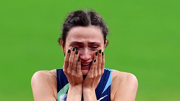 Ruská výškaøka Marija Lasickeneová se raduje ze zisku zlaté medaile na olympijských hrách v Tokiu.