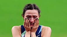 Ruská výškaøka Marija Lasickeneová se raduje ze zisku zlaté medaile na...
