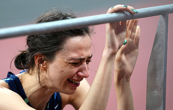 Ruská výškaøka Marija Lasickeneová dojatì pláèe po triumfu na olympijských...