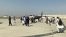 Z Afghánistánu odletìli poslední ameriètí vojáci. Letištì v Kábulu už plnì...