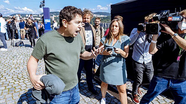 Premiérùv syn Andrej dorazil s režisérem Vítem Klusákem na pøedvolební kampaò svého otce. (2. záøí 2021)