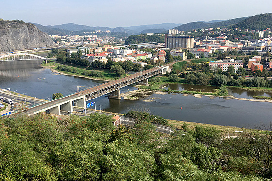 Pohled na ústecké labské mosty a ètvr Støekov s továrnou Setuza z Vìtruše