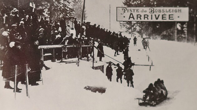 LEDOVÉ KORYTO. Závod ètyøbobù v Chamonix 1924 ovládli Švýcaøi.