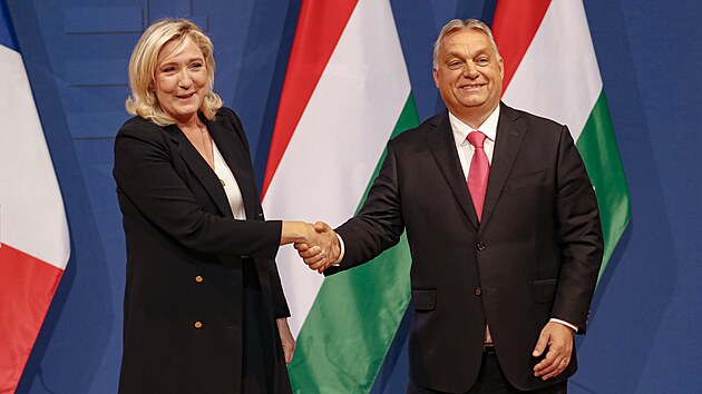 Marine Le Penová a VIktor Orbán v Budapešti (26. øíjna 2021)