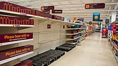Chybìjící zboží v supermarketu Sainsbury’s ve mìstì Taplow (19. záøí 2021)