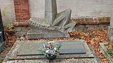Režisér Oldøich Lipský má hrob v rodném Pelhøimovì.