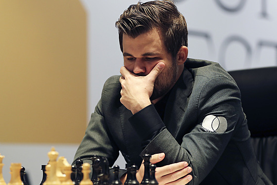 Norský šachista Magnus Carlsen v duelu s ruským soupeøem Janem Nìpomòašèim.