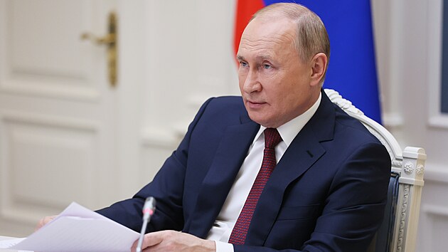 Ruský prezident Vladimir Putin na investièním fóru varoval NATO pøed pøekroèením „èervené èáry“ na Ukrajinì. (30. listopadu 2021)
