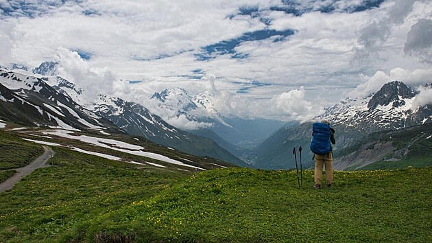 Turistická trasa Haute Route mezi Mont Blancem v Chamonix ve Francii a Matterhornem ve švýcarském Zermattu