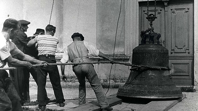 Brzy po skonèení druhé svìtové války se do Bystøice nad Pernštejnem podaøilo vrátit alespoò tøi z šesti zrekvírovaných zvonù vèetnì památného zvonu Vavøín.