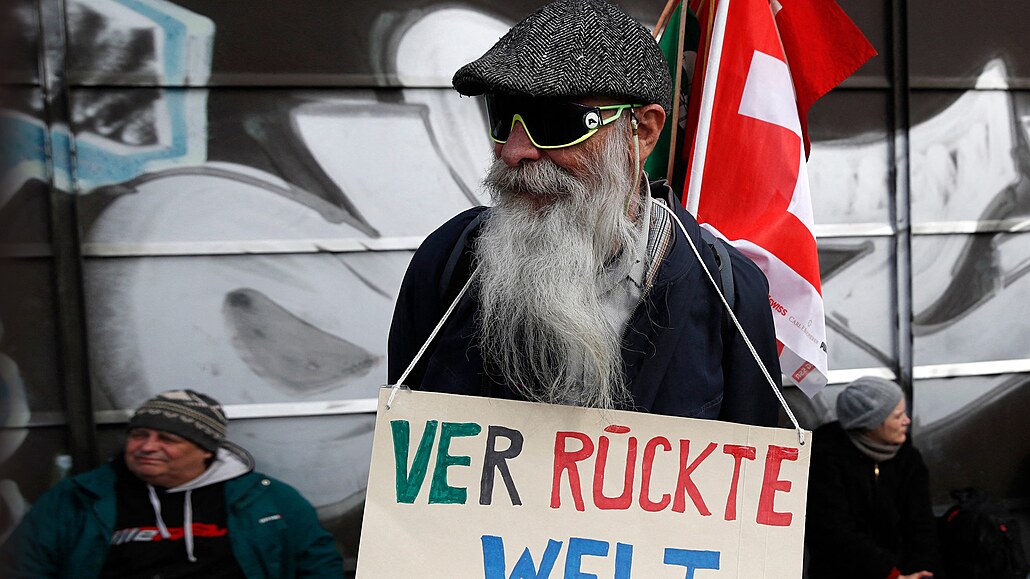 Bláznivý svìt. Odpùrce proticovidových opatøení protestuje ve švýcarském...