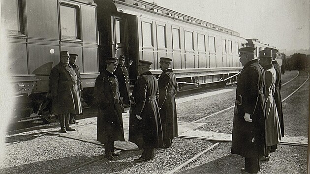 Císaø Karel I. na nádraží v Pule pøi pøivítání admirálem Eugenem von Chmelarž a viceadmirálem Maxmilianm Negovjanem. V pozadí císaøùv adjutant princ Zdenko Lobkowitz. Fotografie poøízena 9. února 1917.