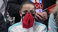Krasobruslaøka Kamila Valijevová se raduje ze zlaté medaile z olympiády v...