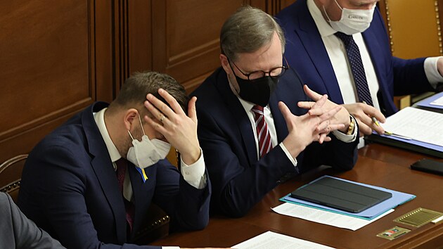 Poslanci schválili novelu pandemického zákona. Na snímku ministr Vít Rakušan a premiér Petr Fiala. (18. února 2022)