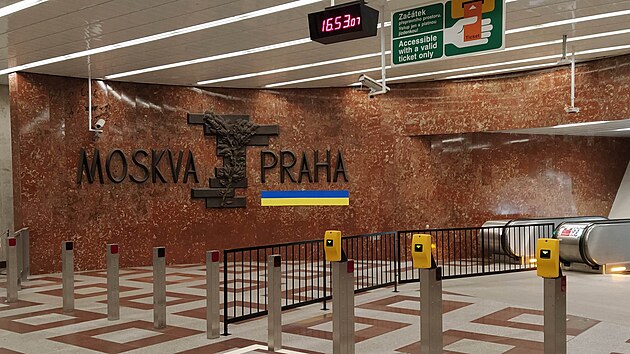 Ukrajinská vlajka pod mozaikou Moskva Praha ve stanici pražského metra Andìl. (26. února 2022)